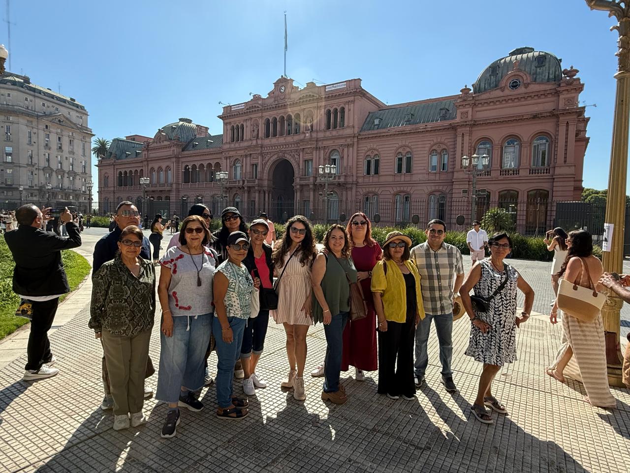 Grupo de viajeros frente a la Casa Rosada en Buenos Aires, Argentina