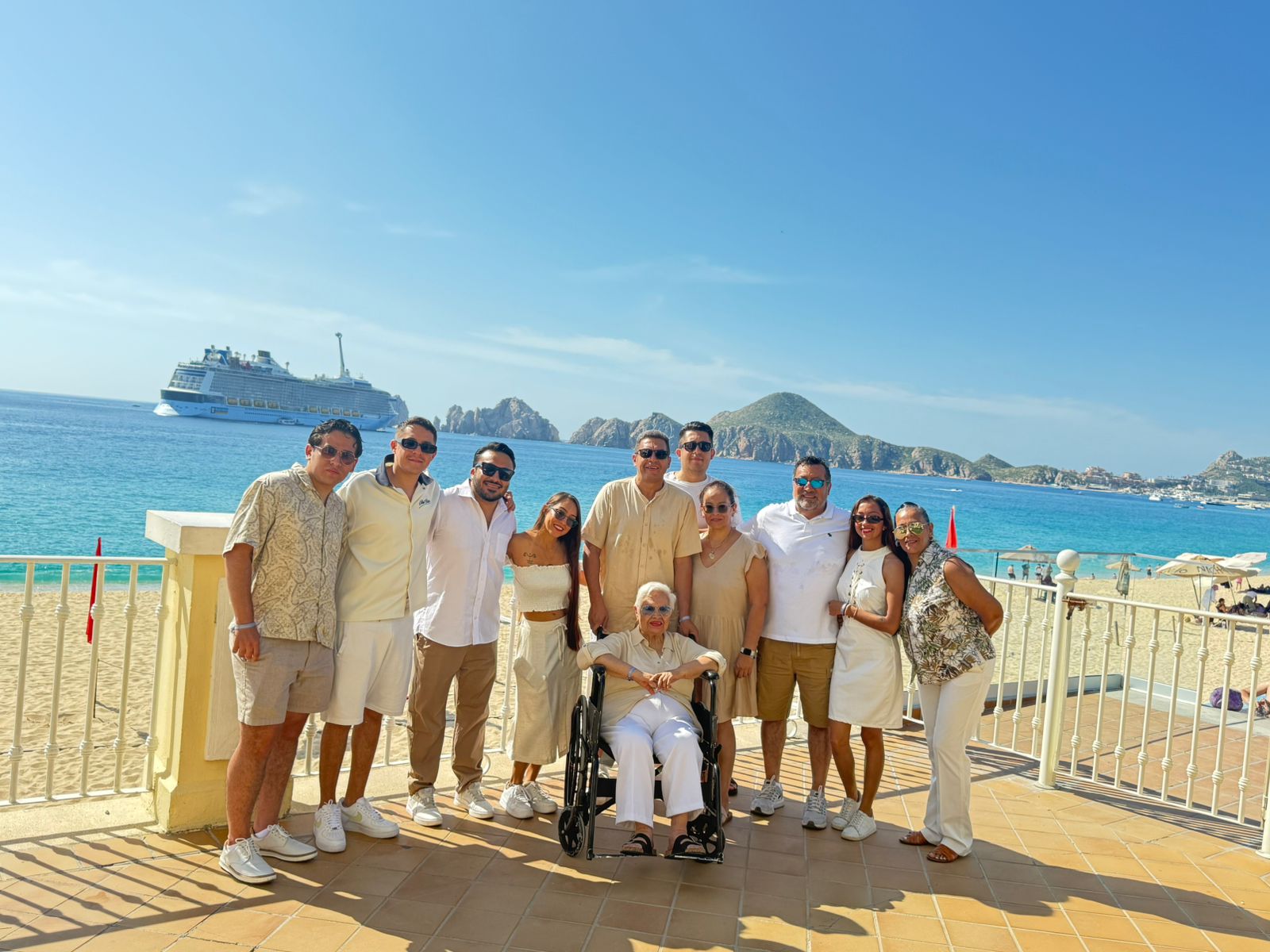 Familia numerosa frente al mar y un crucero en Los Cabos