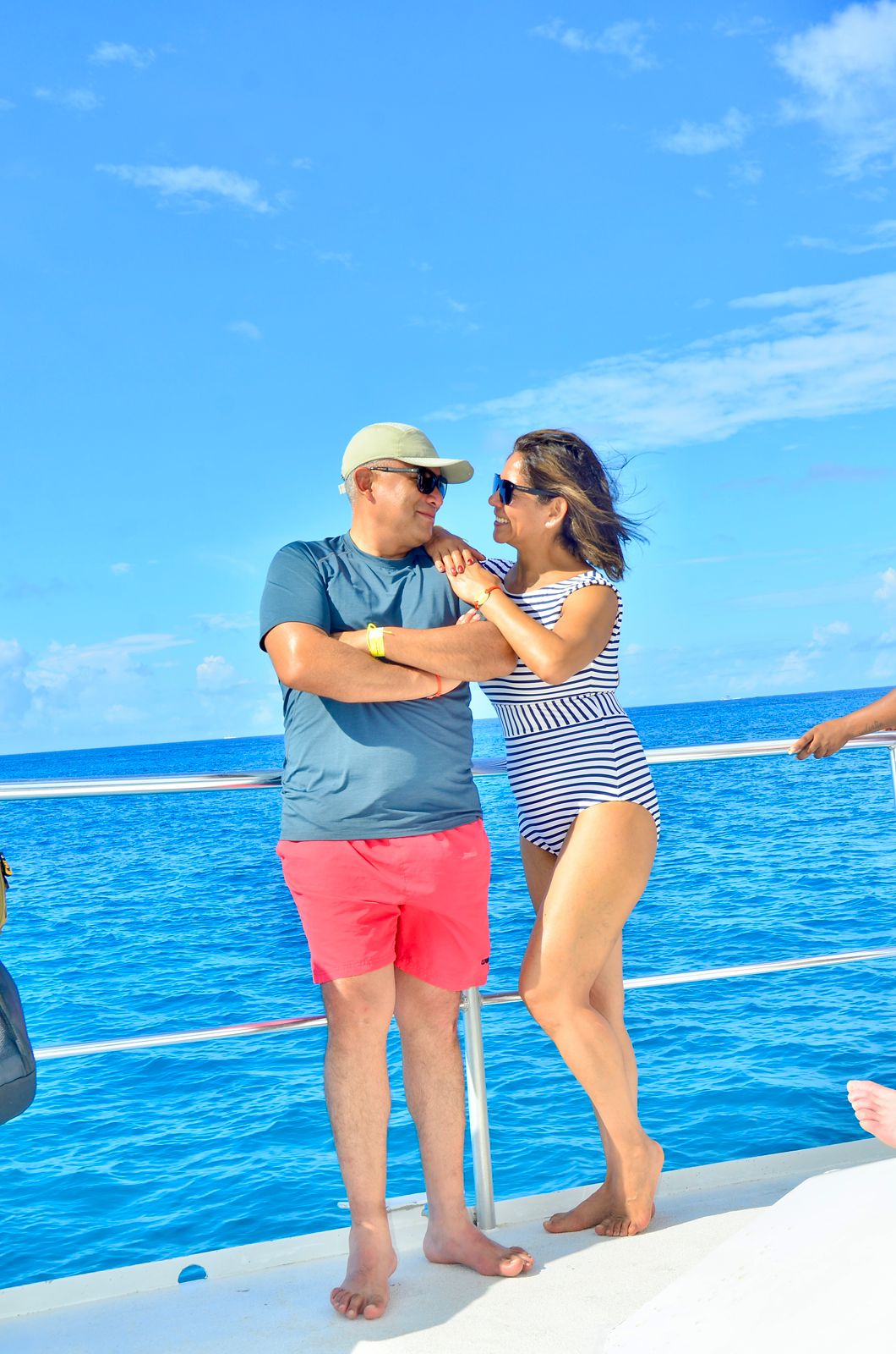 Pareja abrazada en un catamarán en altamar