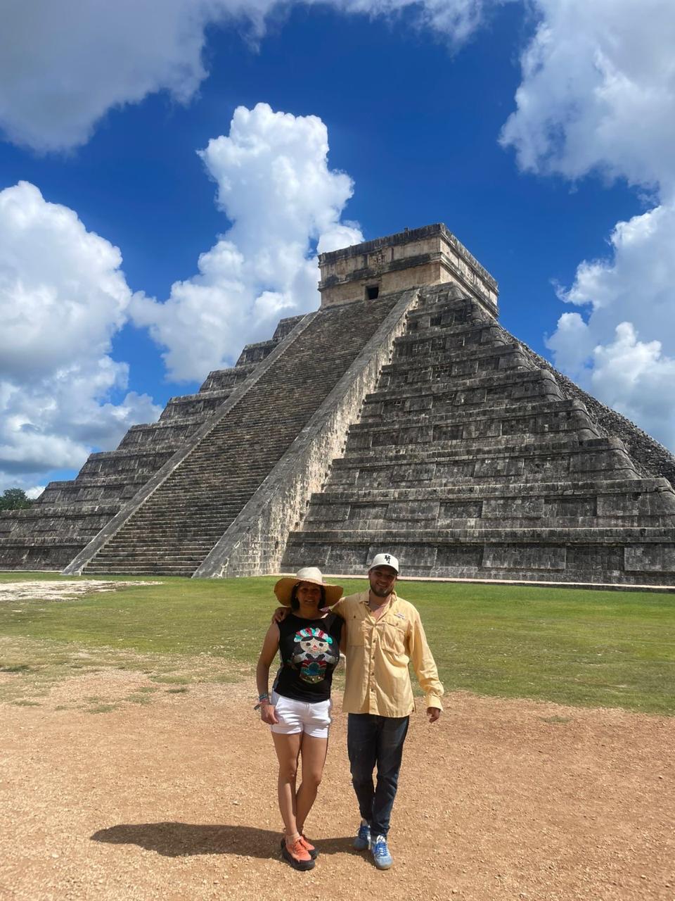 Pareja frente a la pirámide de Chichén Itzá, México