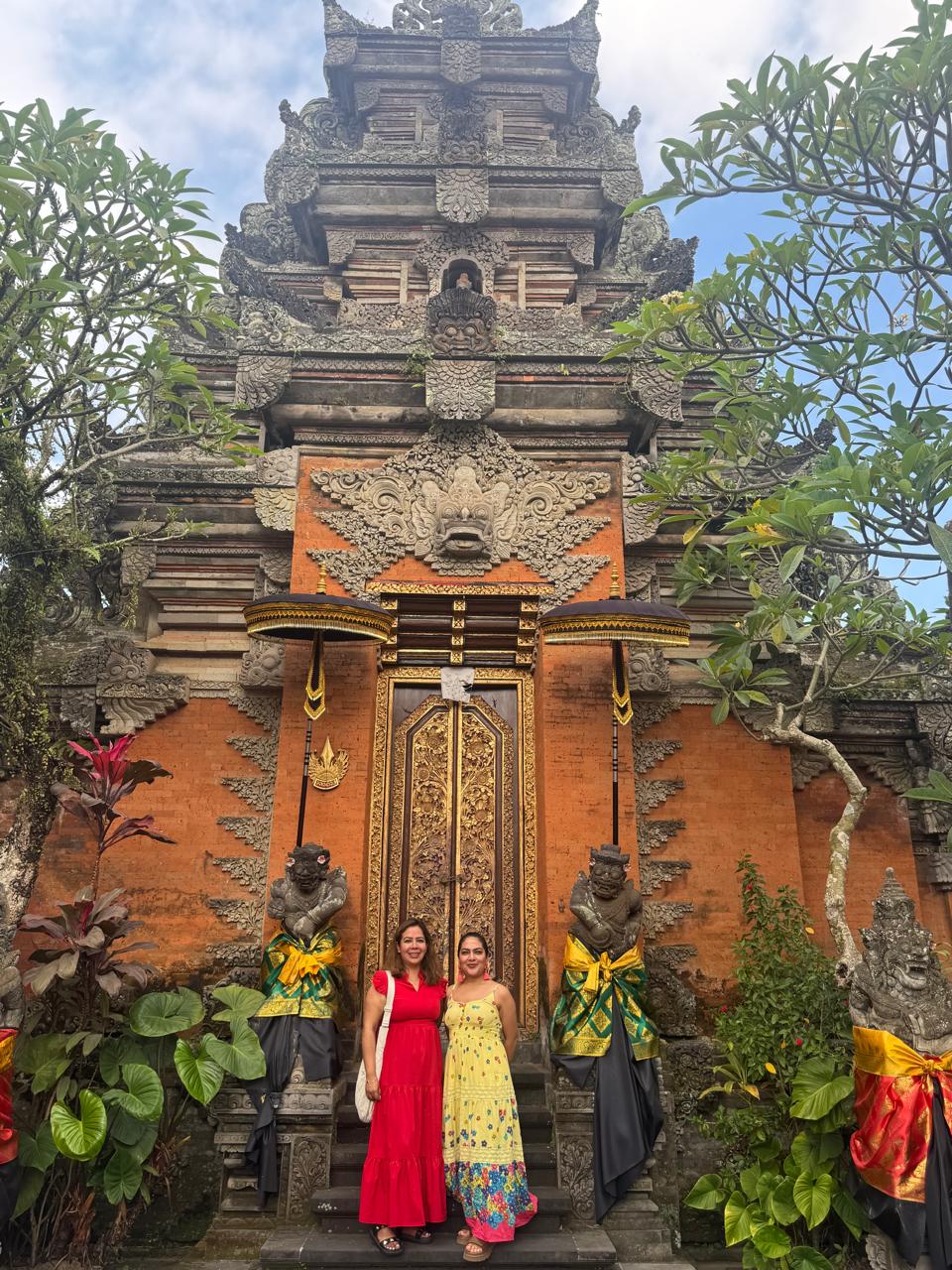 Viajeras frente a un templo tradicional en Bali, Indonesia