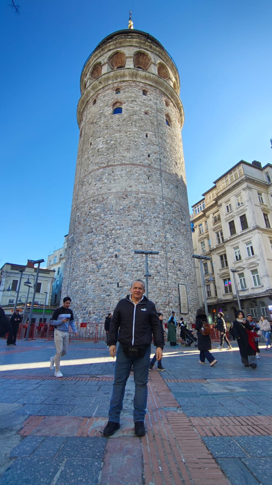 Viajero frente a la Torre Gálata en Estambul, Turquía