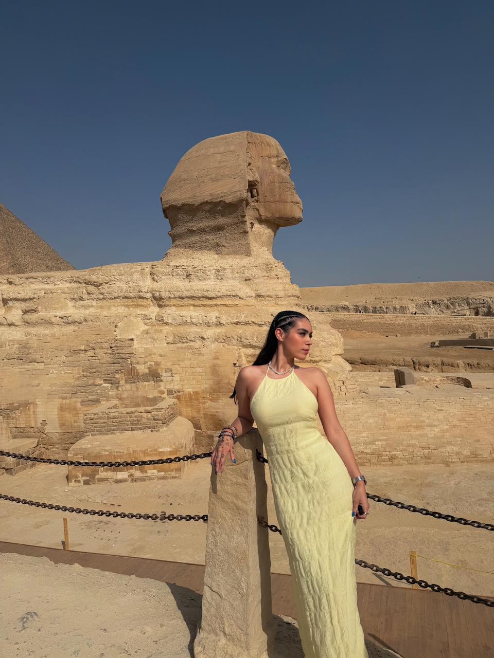 Viajera frente a la Esfinge de Guiza, Egipto