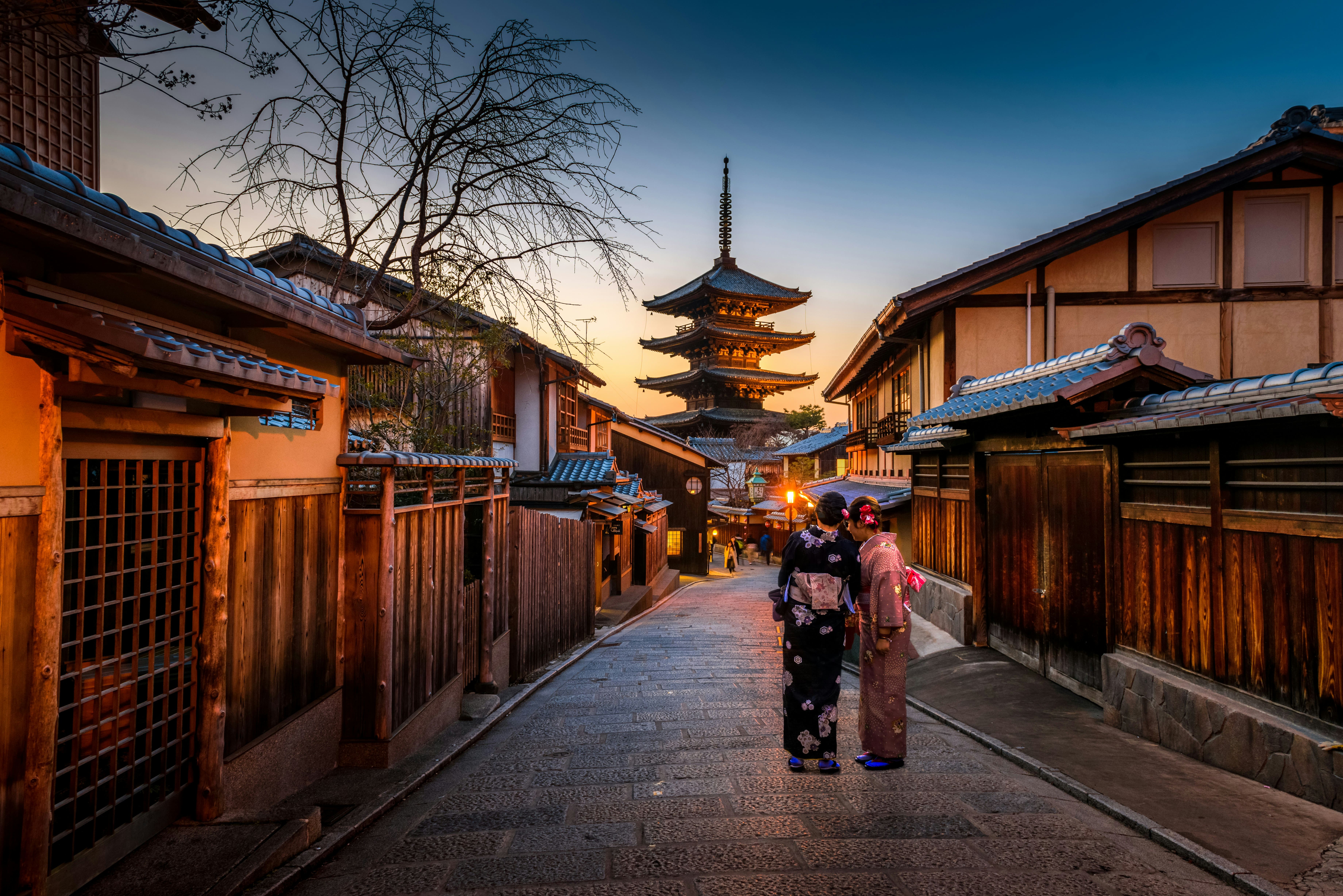 Templo tradicional entre árboles en Kioto, Japón
