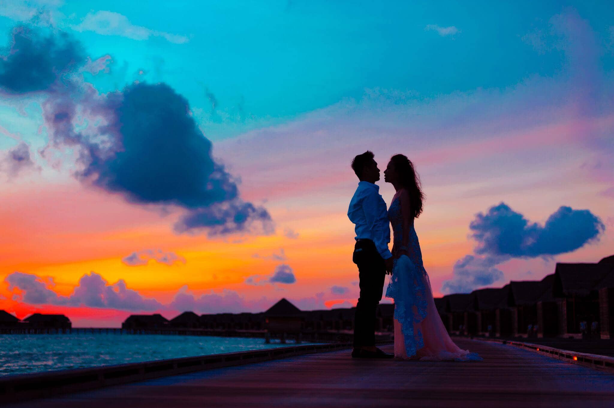 Pareja disfrutando de un atardecer romántico