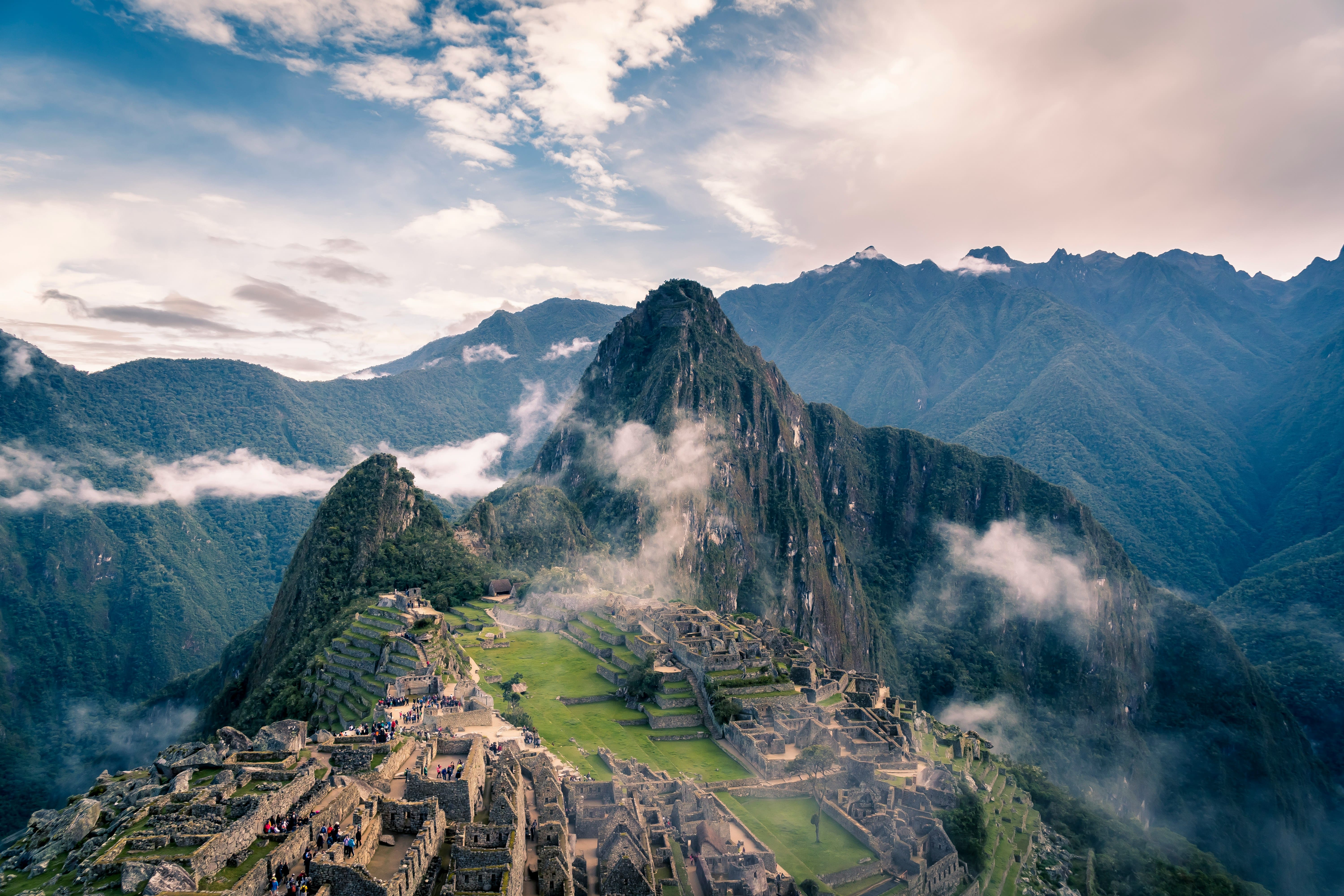 Ruinas de Machu Picchu rodeadas de montañas, Perú