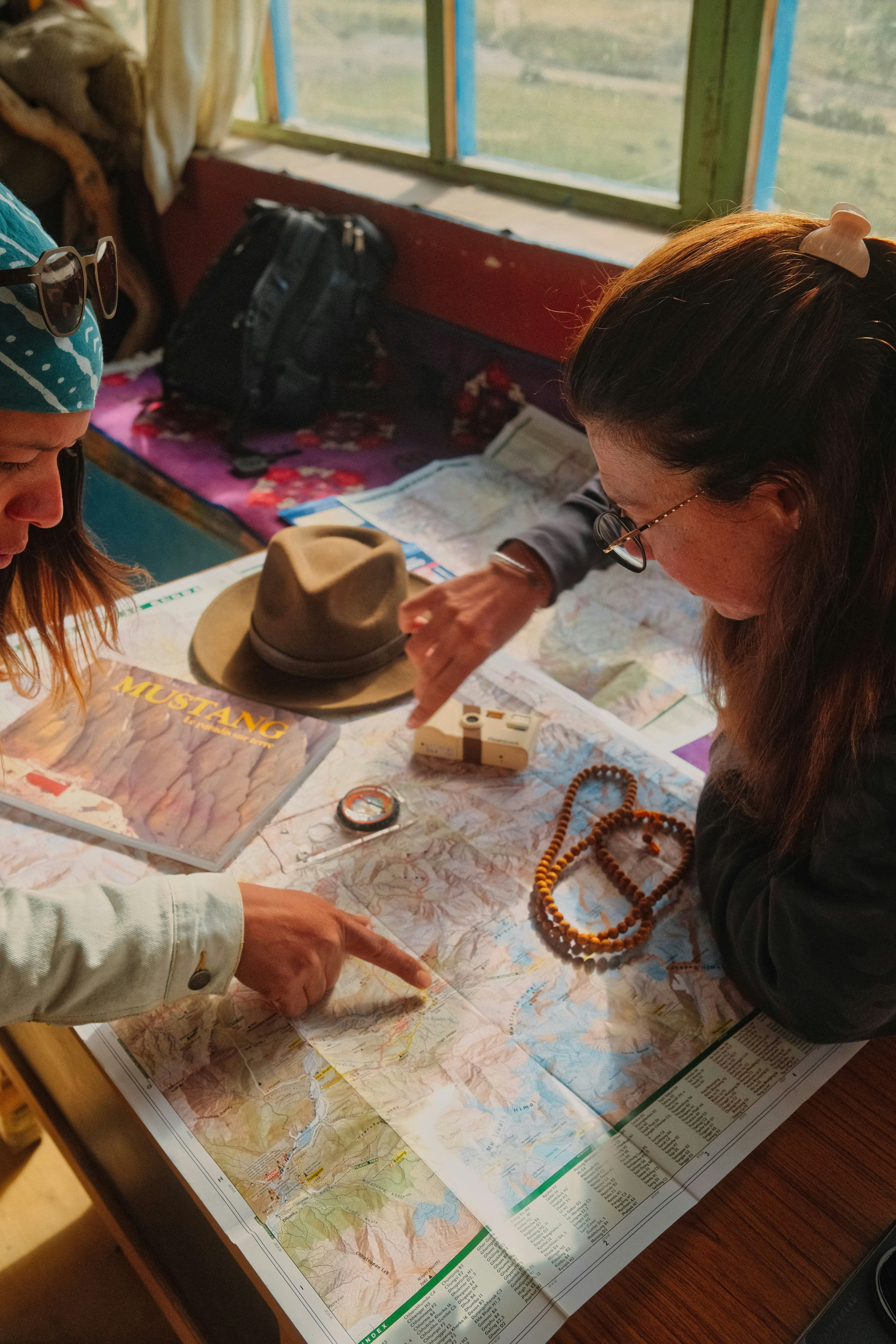 Equipo de EconoViajes planificando un itinerario de viaje