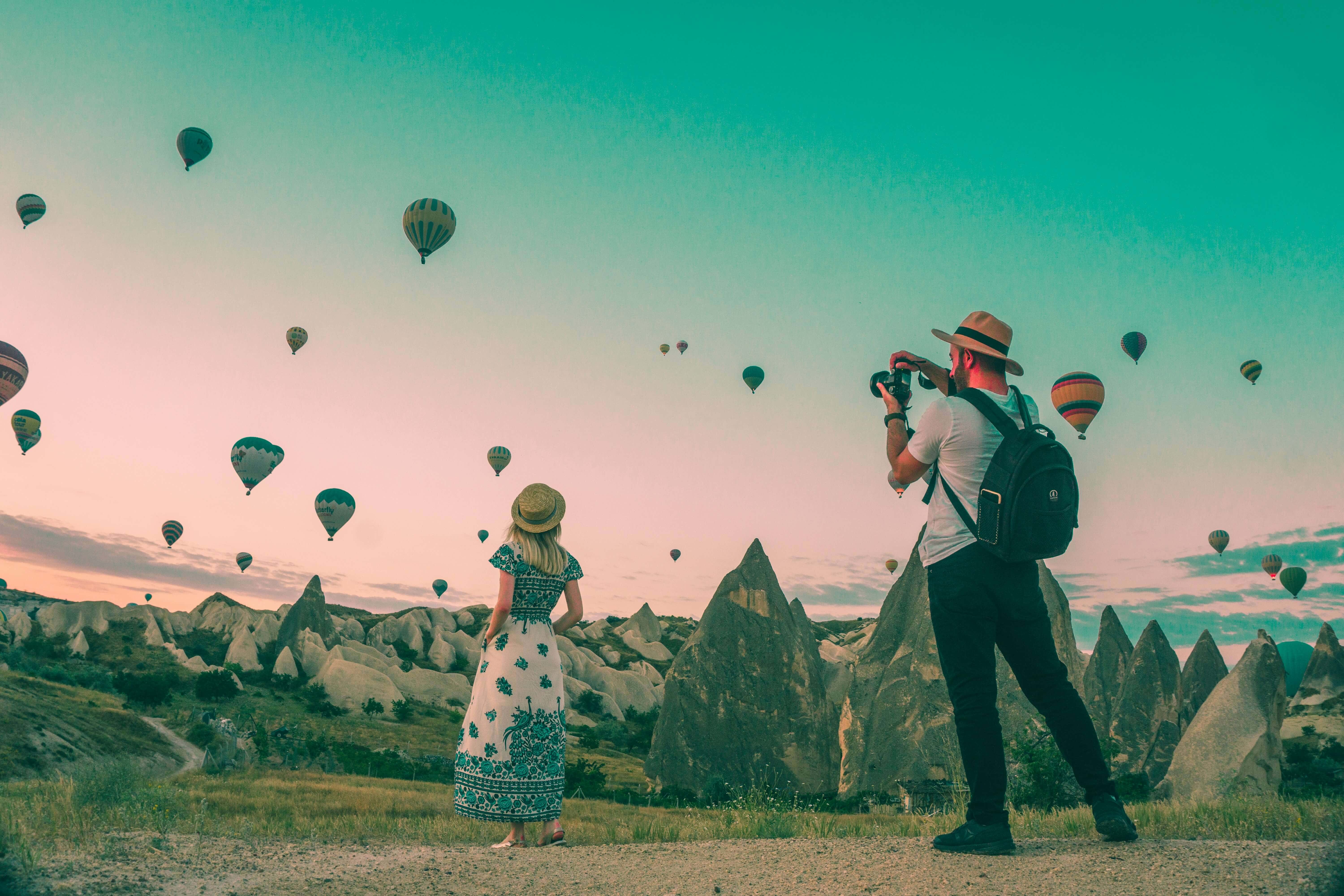 Pareja planificando un itinerario de viaje sobre un mapa