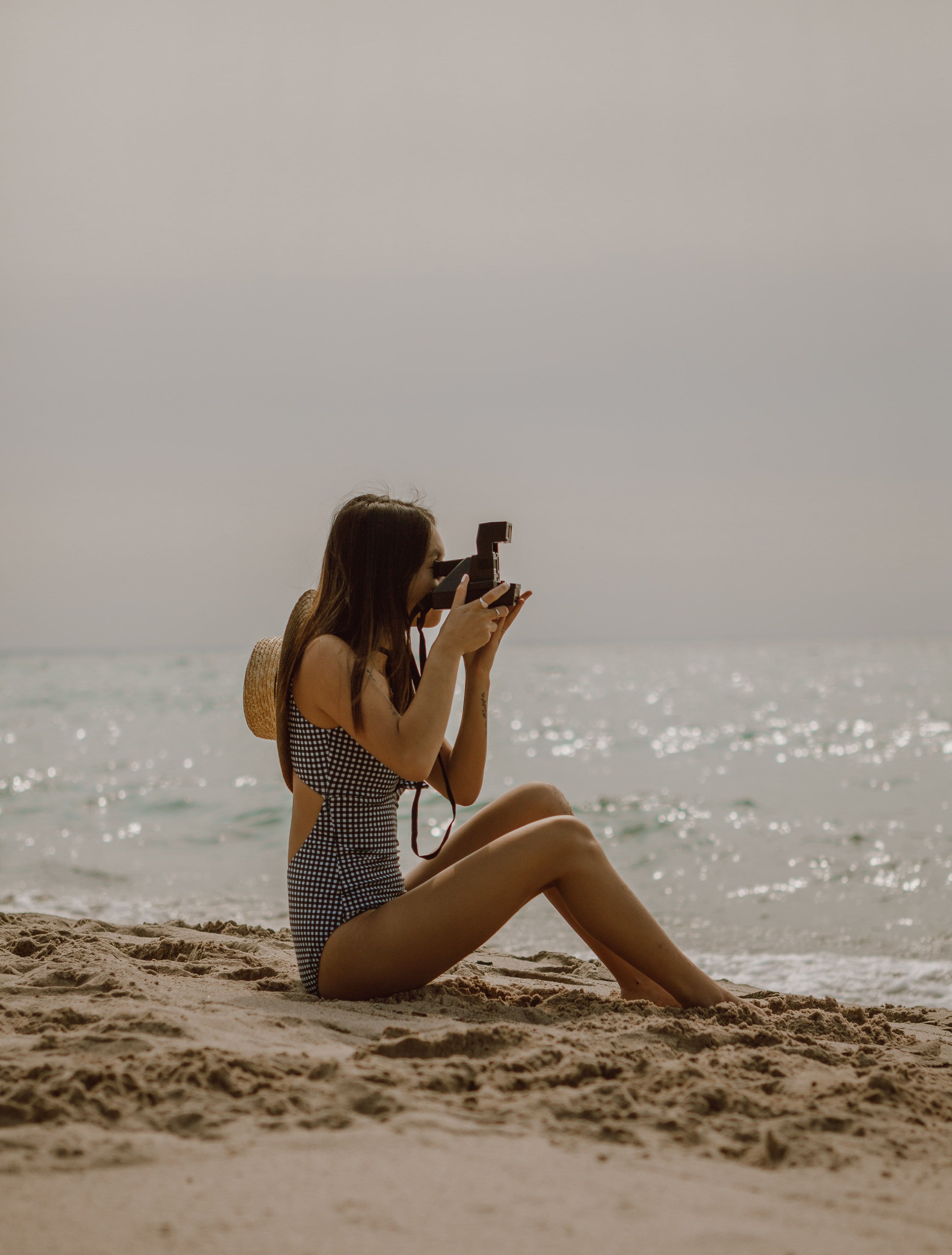 Persona descansando en una playa con aguas cristalinas