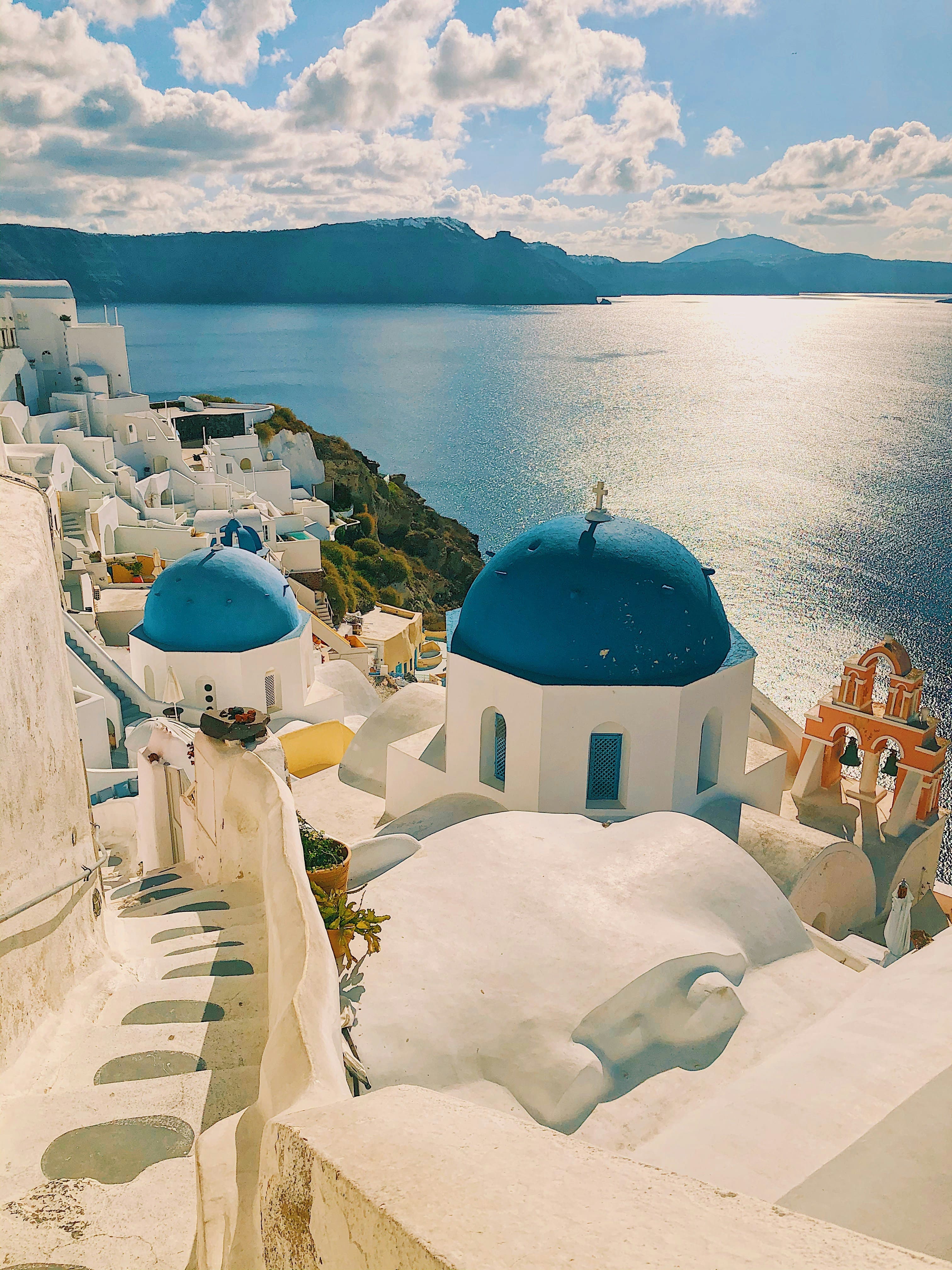 Casas blancas junto al mar en Santorini, Grecia
