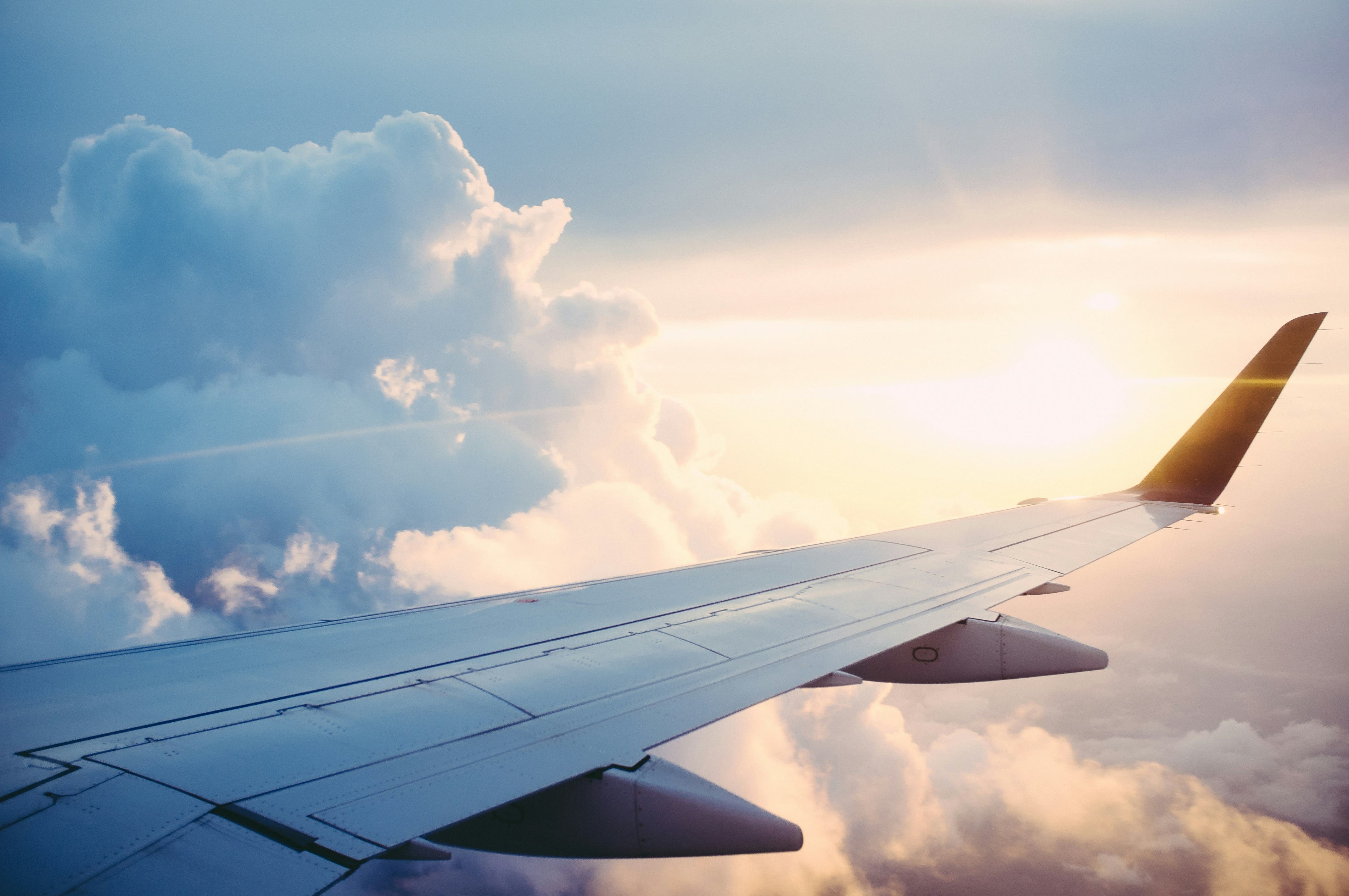 Avión sobrevolando un destino internacional